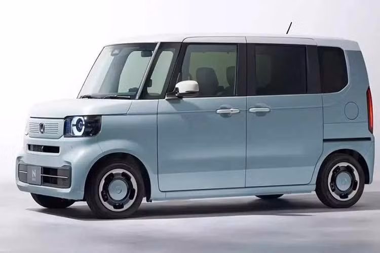 Honda N-Box Joy tiếp tục giữ vai trò là phiên bản mang phong cách phiêu lưu nhất trong dải sản phẩm với một số nâng cấp nhỏ. Gói Active Face Package với dòng chữ Honda trên lưới tản nhiệt nay trở thành trang bị tiêu chuẩn trên nhiều phiên bản hơn. Ngoài ra, toàn bộ các biến thể Joy đều được trang bị đèn sương mù tiêu chuẩn sau khi Honda ghi nhận “nhiều yêu cầu từ khách hàng”.