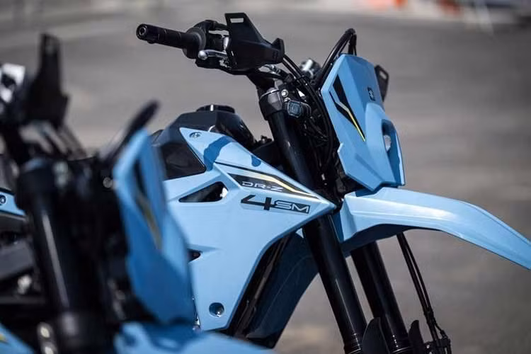 Về thiết kế, Suzuki DR-Z4SM 2026 sở hữu diện mạo đặc trưng của dòng supermoto hiện đại với thân xe gọn gàng, đầu xe sắc sảo và tư thế ngồi cao. Ghi-đông bản rộng kết hợp cùng chiều cao yên lớn mang lại tư thế lái chủ động và khả năng kiểm soát tốt hơn.