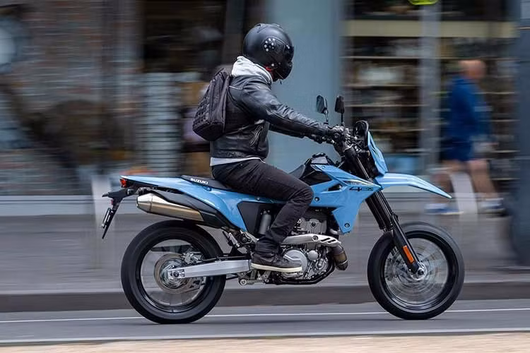 Tại thị trường Nhật Bản, Suzuki DR-Z4SM 2026 được niêm yết với giá 1.199.000 yên (tương đương khoảng 197 triệu đồng). Dự đoán, mẫu xe này sẽ sớm được bán ra tại thị trường Đông Nam Á như Thái Lan, Mlaysia...