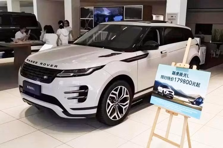 Mẫu xe SUV hạng sang Range Rover Evoque L khi mới ra mắt tại Trung Quốc có giá khởi điểm 429.800 Nhân dân tệ (khoảng 1,5 tỷ đồng). Tuy nhiên, nhiều hình ảnh lan truyền trên mạng xã hội Trung Quốc cho thấy một số đại lý hiện đang bán mẫu xe này với giá chỉ 179.800 Nhân dân tệ (629 triệu đồng).