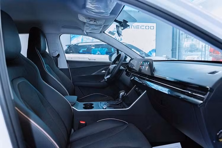 Nằm bên dưới nắp ca-pô của Omoda C5 Sport là động cơ xăng tương tự bản Luxury. Động cơ 4 xi-lanh, dung tích 1.5L này tạo ra công suất tối đa 111 mã lực và mô-men xoắn cực đại 138 Nm. Trong khi đó, 2 phiên bản Premium và Flagship dùng động cơ động cơ xăng 4 xi-lanh, tăng áp, dung tích 1.5L mạnh hơn.