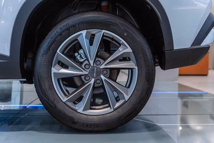 Ngoài ra, Omoda C5 Sport 2026 mới còn được nâng cao khả năng bảo vệ hành khách với hàng loạt trang bị an toàn gồm hệ thống cảnh báo điểm mù (BSD), cảnh báo phương tiện cắt ngang phía sau (RCTA), 4 túi khí tiêu chuẩn cùng hệ thống cân bằng điện tử ESC và nhiều tính năng hỗ trợ lái.
