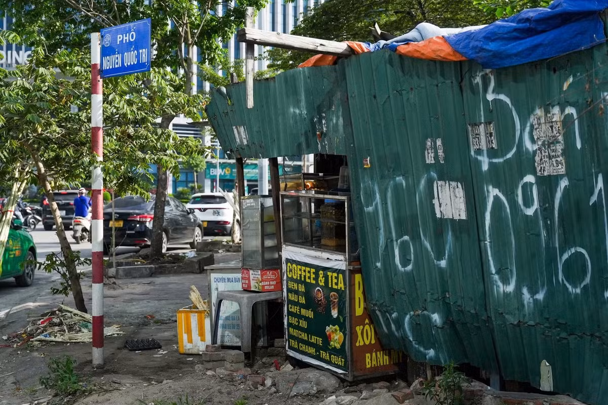 Những ngày gần đây, nhiều tuyến phố tại Hà Nội trở nên thông thoáng hơn sau các đợt ra quân xử lý lấn chiếm vỉa hè của lực lượng chức năng. Tuy nhiên, thay vì biến mất hoàn toàn, nhiều hoạt động buôn bán nhỏ lẻ lại nhanh chóng thích nghi bằng các hình thức kinh doanh “du kích” hơn trước.