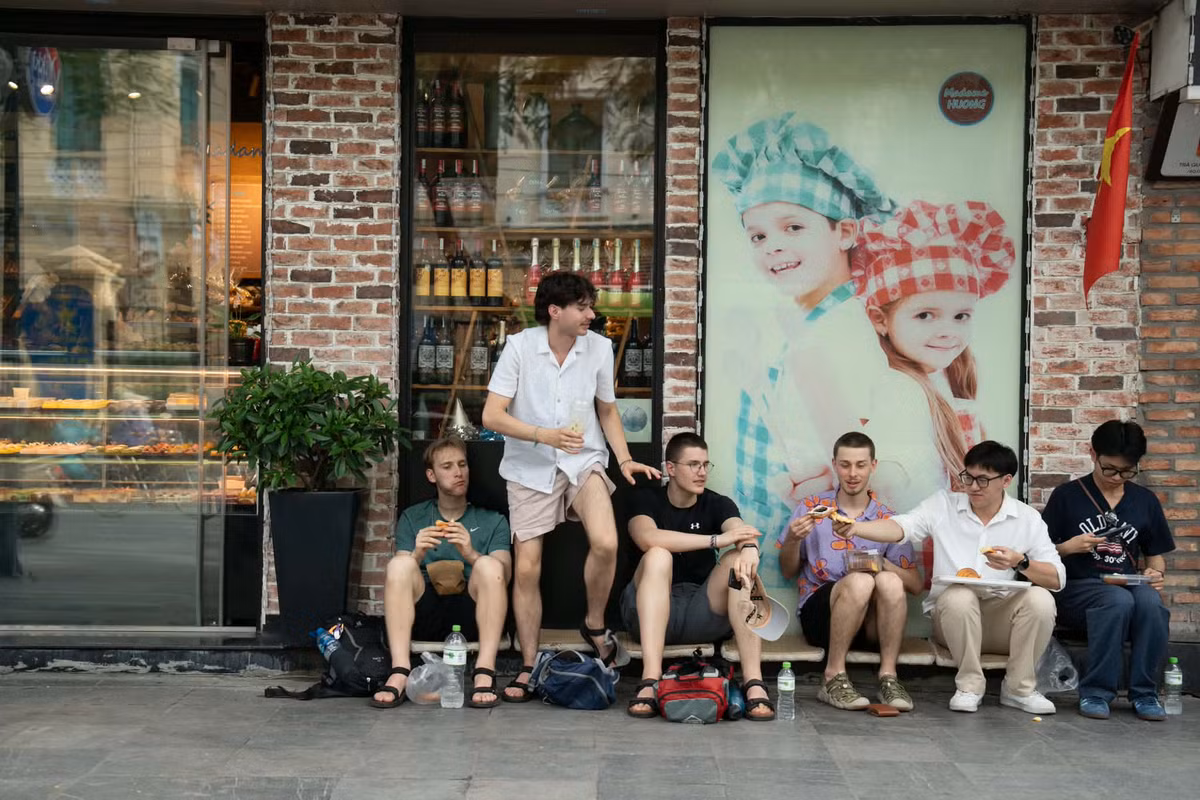 Giữa nhịp sống đô thị đông đúc, những hàng quán “đánh nhanh rút gọn” vẫn đang len lỏi tồn tại như một cách thích nghi của người lao động trước áp lực mưu sinh và các chiến dịch siết trật tự vỉa hè ngày càng quyết liệt.