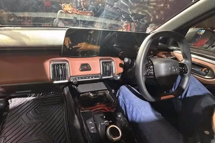 Nội thất của xe mang phong cách hiện đại với vô-lăng hai chấu, màn hình kỹ thuật số kép phục vụ giải trí và hiển thị thông tin lái xe, cùng bảng điều khiển trung tâm dạng nổi. Toyota cũng tích hợp gói an toàn chủ động ADAS, kết hợp với các tính năng an toàn tiêu chuẩn để đảm bảo đáp ứng các quy định toàn cầu.