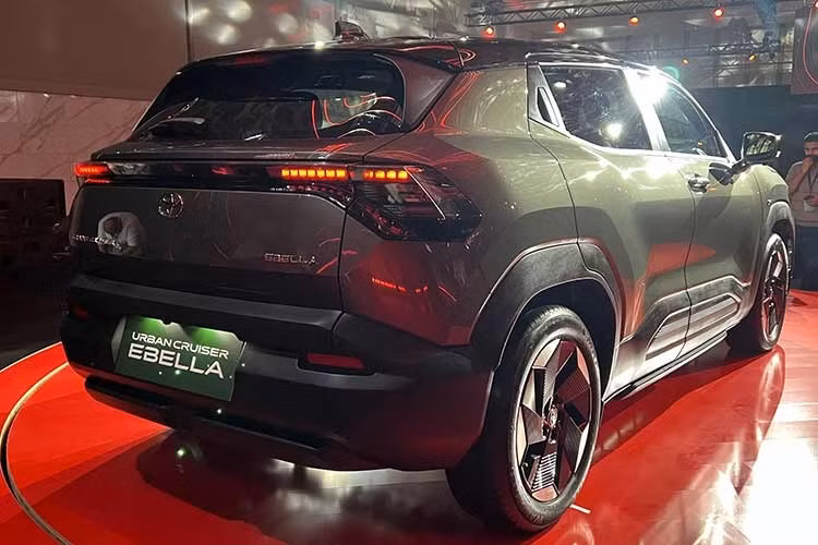 Theo Toyota, hãng sẽ cung cấp chế độ bảo hành 8 năm và tuyên bố có hơn 500 trung tâm dịch vụ dành cho xe điện trên khắp Ấn Độ. Họ đang hợp tác với các công ty năng lượng Jio-BP và ChargeZone về các trạm sạc.