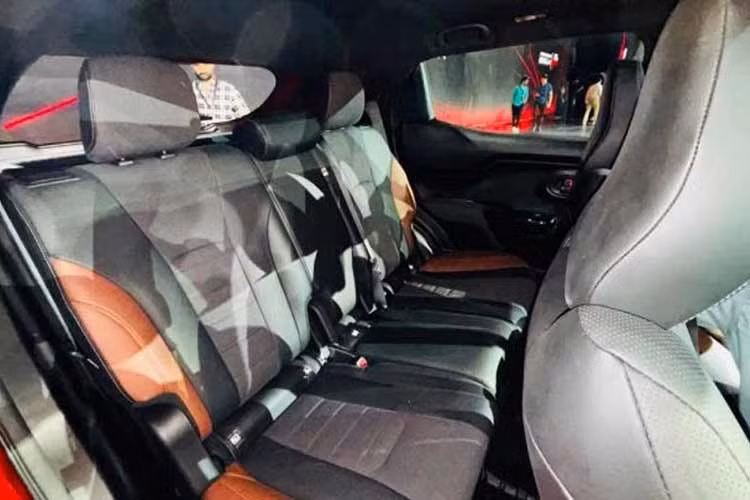 Về an toàn, mẫu SUV điện này sở hữu 7 túi khí, phanh tay điện tử tích hợp chức năng giữ phanh tự động, hệ thống chống bó cứng phanh ABS kết hợp phân bổ lực phanh điện tử EBD, cân bằng điện tử và hệ thống giám sát áp suất lốp.