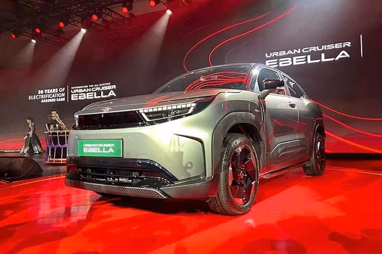 Toyota sẽ cung cấp chế độ bảo hành 8 năm và tuyên bố có hơn 500 trung tâm dịch vụ dành cho xe điện trên khắp Ấn Độ. Họ đang hợp tác với các công ty năng lượng Jio-BP và ChargeZone về các trạm sạc. Hiện mức giá bán của Toyota Urban Cruiser Ebella 2026 vẫn chưa được công bố nhưng dự kiến sẽ rất hấp dẫn.