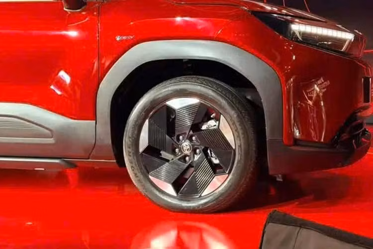 Toyota Urban Cruiser Ebella sử dụng cùng nền tảng với e Vitara, mẫu xe điện đầu tiên được Suzuki Ấn Độ ra mắt năm ngoái. Đây là lần đầu tiên hai công ty hợp tác trên một nền tảng xe điện, trước đó họ đã từng hợp tác trên các dòng xe sử dụng động cơ đốt trong.