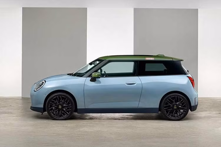Mẫu xe Mini Paul Smith Edition 2026 dẫn động cầu trước trong hình có màu trắng Inspired White, cùng với phần mái được sơn màu xanh Nottingham Green tạo nên sự tương phản ngọt ngào và vẻ ngoài không thể nhầm lẫn.