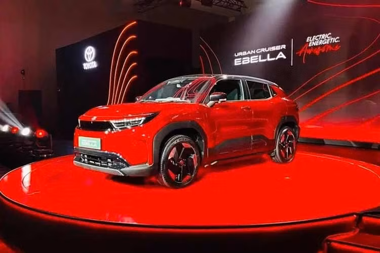 Toyota Urban Cruiser Ebella EV 2026 mới vừa ra mắt thị trường Ấn Độ là mẫu xe SUV chạy hoàn toàn bằng điện. được phát triển dựa trên nguyên mẫu Urban BEV Concept. Xe mang phong cách thiết kế mạnh mẽ và hiện đại.