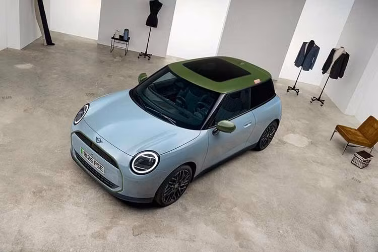 Dựa trên mẫu Cooper S và được cung cấp với ba kiểu thân xe, phiên bản Paul Smith Edition là sự kết hợp hài hòa giữa những nét đặc trưng của MINI và ngôn ngữ thiết kế "cổ điển pha chút phá cách" của nhà thiết kế thời trang người Anh, Paul Smith.