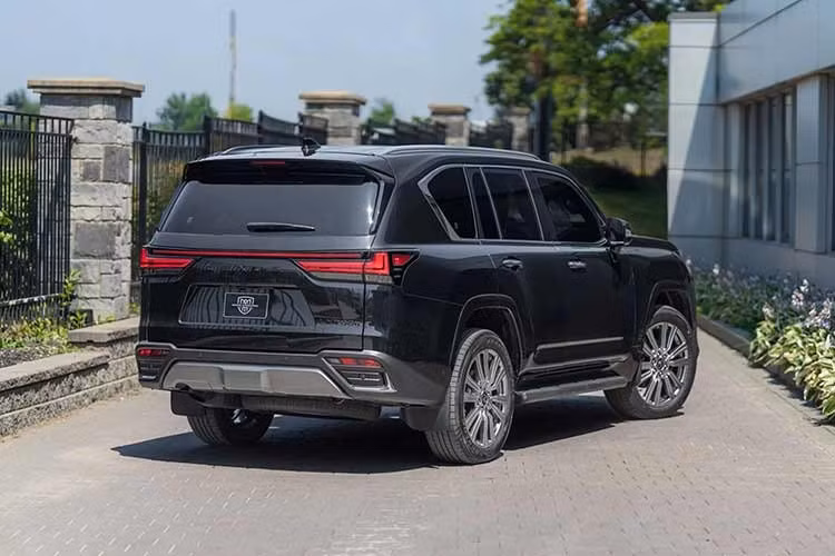 Theo đơn vị độ xe, chiếc SUV hạng sang Lexus LX 700 này đã được gia cố để chịu được đạn súng trường cỡ 7,62 mm, bao gồm cả loại đạn sử dụng trên súng AK-47. Xe đồng thời có thể chống chịu hai vụ nổ lựu đạn cầm tay nhờ hệ thống bảo vệ 360 độ bao quanh thân xe.