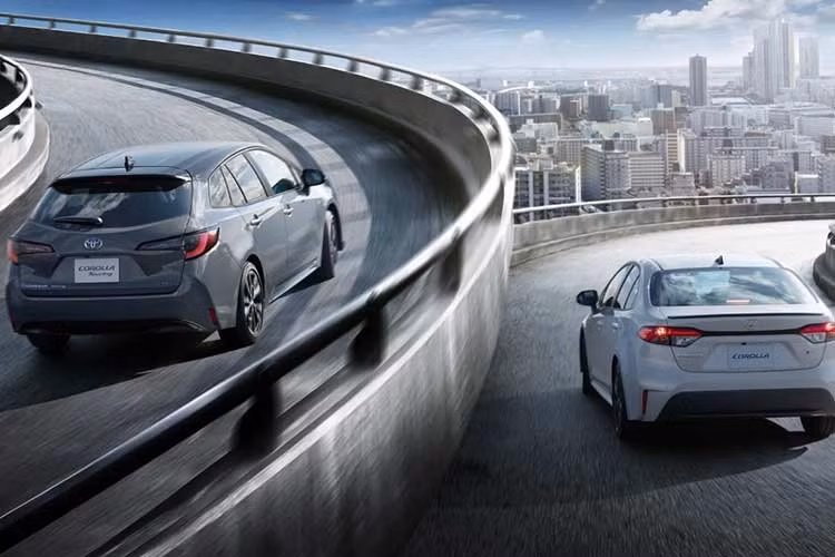 Trên bản sedan, Toyota bổ sung cản trước và ốp sườn đồng màu thân xe nhằm tăng vẻ thể thao. Trong khi đó, bản Touring sử dụng các chi tiết màu đen để tạo cảm giác khỏe khoắn hơn. Cả hai cùng được trang bị bộ mâm 17 inch sơn đen.