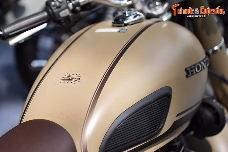 Bình xăng dung tích hơn 15 lít, giúp người dùng xe Honda CB350C 2026 có thể di chuyển quãng đường dài mà không cần tiếp nhiên liệu thường xuyên. Đây là lợi thế lớn đối với những người yêu thích touring nhẹ.