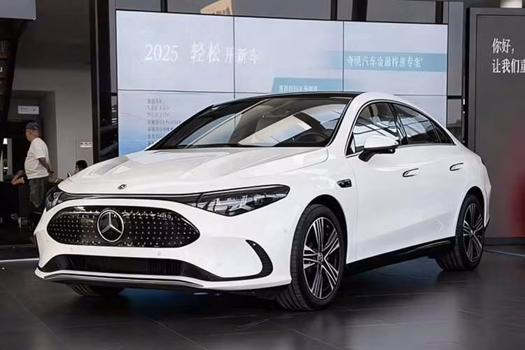 Với giá khởi điểm 1,899 tỷ đồng, CLA sẽ trở thành mẫu xe điện rẻ nhất của thương hiệu Mercedes-Benz ở thị trường Việt Nam. Trước đó, Mercedes-Benz cũng đã bán một số mẫu xe điện ở Việt Nam như EQS, EQS SUV, EQE, EQE SUV, EQB và G 580 EQ.