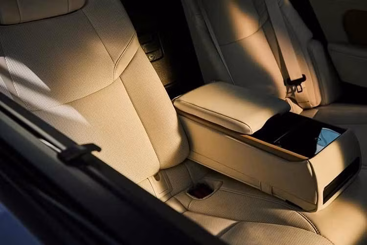 Trên các phiên bản thuần điện, Lexus ES còn được bổ sung tính năng EV Charge Management giúp người dùng theo dõi, quản lý lịch sạc và lên lộ trình dựa trên vị trí các trạm sạc công cộng.
