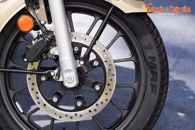 Hệ thống phanh đĩa trước sau đi kèm ABS hai kênh giúp nâng cao độ an toàn. Đây là trang bị cần thiết khi di chuyển trong điều kiện giao thông phức tạp hoặc đường trơn trượt. Nhờ đó, mẫu xe môtô phong cách hoài cổ CB350C nhà Honda mang lại sự yên tâm cho người sử dụng.