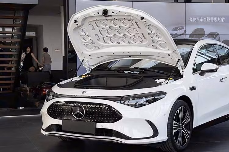 Mercedes-Benz CLA 200 ở Việt Nam dùng 1 mô-tơ điện nằm trên cầu sau, tạo ra công suất tối đa 224 mã lực và mô-men xoắn cực đại 335 Nm. Nhờ đó, xe có khả năng tăng tốc từ 0-100 km/h trong 7,5 giây.