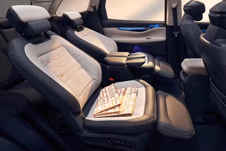 Ford Edge L 2026 cũng được trang bị ghế thương gia hàng thứ hai có khả năng ngả lưng tích hợp bệ đỡ chân và cửa sổ trời toàn cảnh. Khi mua Ford Edge L 2026, khách hàng Trung Quốc có thể chọn các thiết kế mâm, màu sắc, cấu hình camera, cản trước/sau và ốp sườn khác nhau.