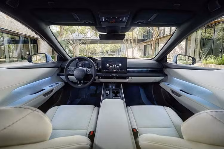 Hệ thống Lexus Interface mới được bổ sung hàng loạt tính năng như kết nối mạng 5G AT&amp;T, giao diện tùy biến bằng widget, menu truy cập nhanh Quick Control, trợ lý giọng nói cải tiến và hệ thống định vị dựa trên đám mây hiển thị toàn màn hình trên cụm đồng hồ.
