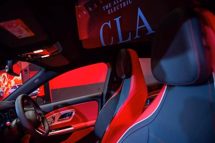 Bên trong Mercedes-Benz CLA là khoang nội thất hiện đại với thiết kế mặt táp-lô thẳng đứng, tích hợp bảng đồng hồ kỹ thuật số 10,25 inch, màn hình cảm ứng trung tâm 14 inch và màn hình giải trí 14 inch dành cho hành khách phía trước. Hệ thống màn hình MBUX Superscreen này khiến nội thất bị cắt đáng kể các nút bấm vật lý. Vô lăng với nút cảm ứng vẫn được giữ lại trong xe.