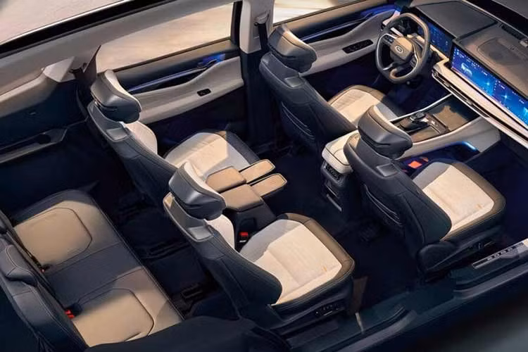 Nằm bên dưới nắp ca-pô của Ford Edge L 2026 là 2 tùy chọn động cơ, bao gồm máy xăng thuần túy và hybrid. Cả hai đều sử dụng động cơ 4 xi-lanh tăng áp dung tích 2.0L. Phiên bản động cơ xăng cho công suất tối đa 185 kW (khoảng 248 mã lực), trong khi bản hybrid đạt 202 kW (271 mã lực).