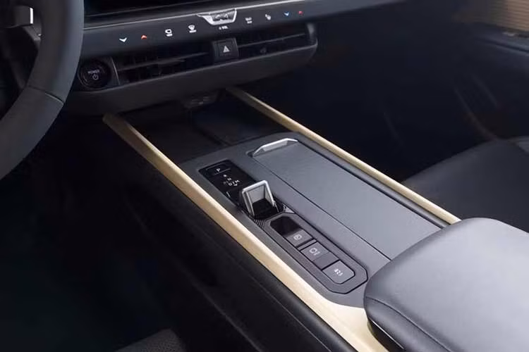 Đáng chú ý, Lexus lần đầu trang bị hệ thống Drive Recorder có khả năng ghi hình liên tục, lưu dữ liệu tốc độ và vị trí xe. Hệ thống này cũng có thể tự động lưu video khi phát hiện va chạm thông qua cảm biến G-Sensor.