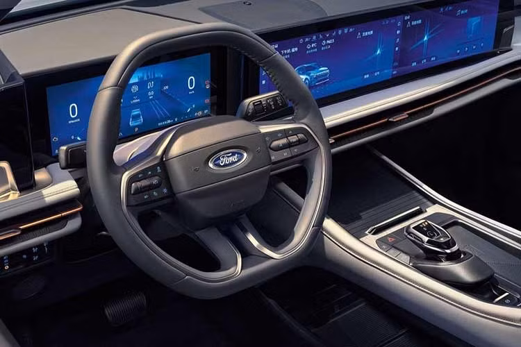 Theo thông tin trong hồ sơ đăng kiểm, mẫu xe SUV Ford Edge L 2026 tại thị trường Trung Quốc sở hữu kích thước dài x rộng x cao lần lượt đạt 5.011 x 1.961 x 1.773 mm và chiều dài cơ sở 2.950 mm. So với phiên bản cũ, chiều dài tổng thể đã tăng thêm 11 mm do thay đổi ở thiết kế cản xe.