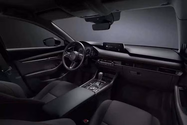 Mazda còn bổ sung màu xám Aero Grey mới cho Mazda3 2027 - từng xuất hiện trên MX-5, CX-5 thế hệ mới hay Mazda 6e - thay thế cho hai màu Ceramic và Zircon Sand trước đây. Tại Đức, camera theo dõi sự tập trung của tài xế và tính năng phanh thứ cấp sau va chạm cũng trở thành trang bị tiêu chuẩn.
