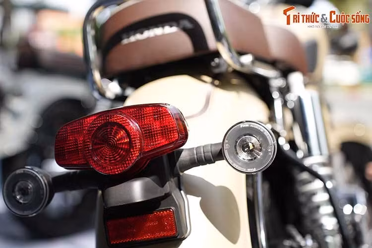 Nếu Honda CB350C Special Edition bản đặc biệt hướng đến sự cầu kỳ, thì phiên bản tiêu chuẩn của CB350C lại tập trung vào nét đẹp nguyên bản, nam tính. Cả hai phiên bản đều sở hữu hệ thống chắn bùn kim loại kéo dài, ống xả mạ chrome sáng loáng và đèn hậu cùng xi nhan phong cách hoài cổ.