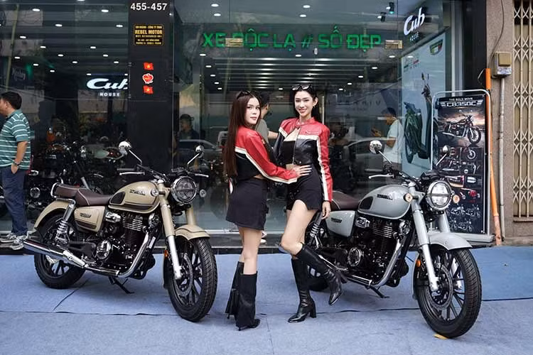 Hộp số 5 cấp kết hợp ly hợp ướt đa đĩa giúp xe chuyển số mượt mà và dễ kiểm soát. Cảm giác lái của Honda CB350C 2026 thiên về sự nhẹ nhàng, ổn định và thân thiện. Điều này giúp xe phù hợp với nhiều đối tượng người dùng, kể cả người mới. Mức giá xe công bố tại Việt Nam từ 185 triệu cho bản thường và 188 triệu đồng cho bản đặc biệt.
