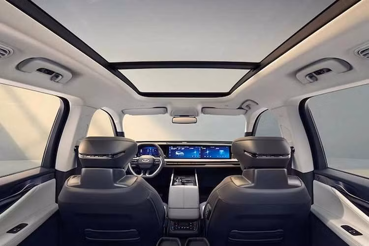 Mặc dù chưa có hình ảnh về nội thất, mẫu SUV này nhiều khả năng sẽ tiếp tục duy trì cấu hình ba hàng ghế với lựa chọn 6 hoặc 7 chỗ ngồi. Những điểm nhấn trên phiên bản hiện hành bao gồm cụm đồng hồ kỹ thuật số 12,3 inch, màn hình giải trí trung tâm lên tới 27 inch...