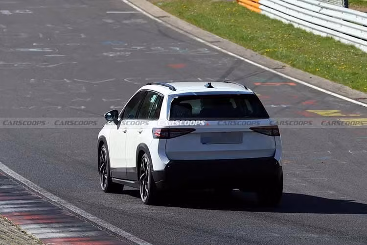 Sau nhiều lần bị bắt gặp chạy thử không che chắn trên đường phố châu Âu, Skoda mới đây đã chính thức hé lộ khoang nội thất của Epiq, mẫu SUV điện cỡ nhỏ được xem là quân bài chiến lược mới của hãng xe CH Czech trong phân khúc xe điện giá phổ thông.
