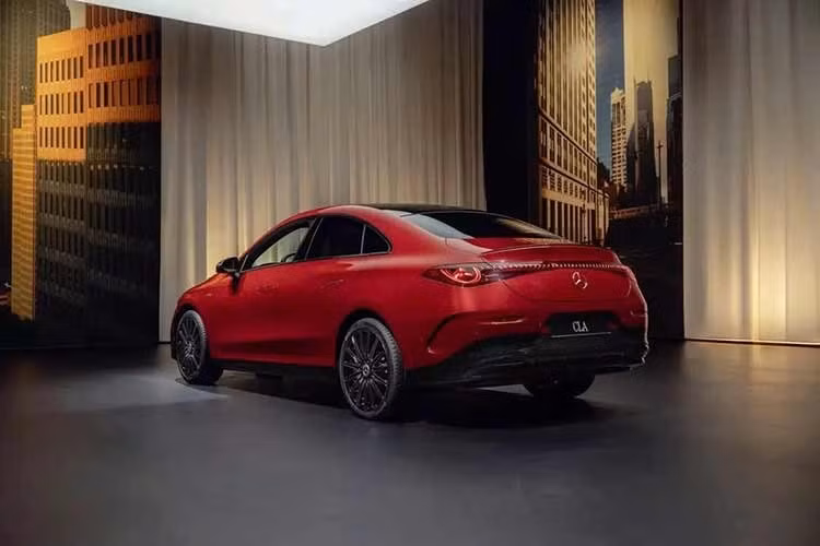 Hiện CLA cũng là mẫu sedan cỡ nhỏ duy nhất của thương hiệu Mercedes-Benz. Xe sở hữu kích thước dài x rộng x cao lần lượt 4.723 x 1.855 x 1.468 mm và chiều dài cơ sở 2.790 mm. Như vậy, mẫu xe này sở hữu kích thước tương đương người anh em Mercedes-Benz C-Class đang bán ở Việt Nam.
