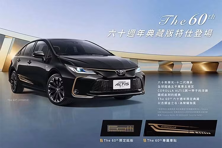 Các chi tiết mạ vàng đồng được giảm bớt trên Corolla Cross , chỉ xuất hiện trên lưới tản nhiệt mỏng và chữ trên cửa sau. Corolla Sport có những điểm nhấn nhẹ nhàng nhất trong ba phiên bản, vẫn giữ nguyên các chi tiết mạ crôm và sơn đen bóng quen thuộc, chỉ thêm các biểu tượng kỷ niệm và tem dán bên hông.