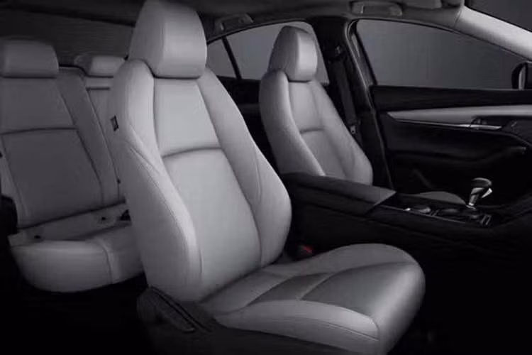 Về an toàn, toàn bộ dải sản phẩm Mazda3 2027 tại châu Âu đều được nâng cấp hệ thống phanh khẩn cấp tự động (AEB), bổ sung khả năng nhận diện xe máy và tình huống giao cắt. Hệ thống cảnh báo điểm mù cũng được cải thiện khả năng phát hiện mô tô khi chuyển làn.