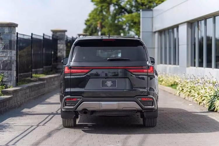 Đáng chú ý, hệ truyền động của mẫu xe SUV Lexus LX 700 này vẫn được giữ nguyên như xe thương mại. Xe tiếp tục sử dụng động cơ V6 hybrid tăng áp kép 3.5L cho công suất 457 mã lực và mô-men xoắn 790 Nm.