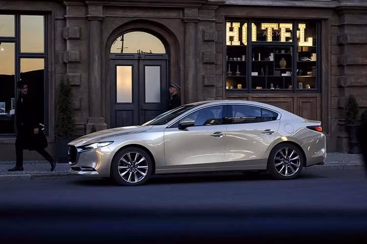 Mazda3 hiện không phải mẫu xe duy nhất “già nhưng chưa chịu già” trong phân khúc. Toyota Corolla hatchback cũng ra mắt từ năm 2018 nhưng mới chỉ được facelift vào cuối năm 2022. Trong khi đó, Hyundai i30 hiện đã tồn tại từ năm 2017 và dự kiến sẽ có lần nâng cấp thứ ba tại châu Âu trong năm nay.