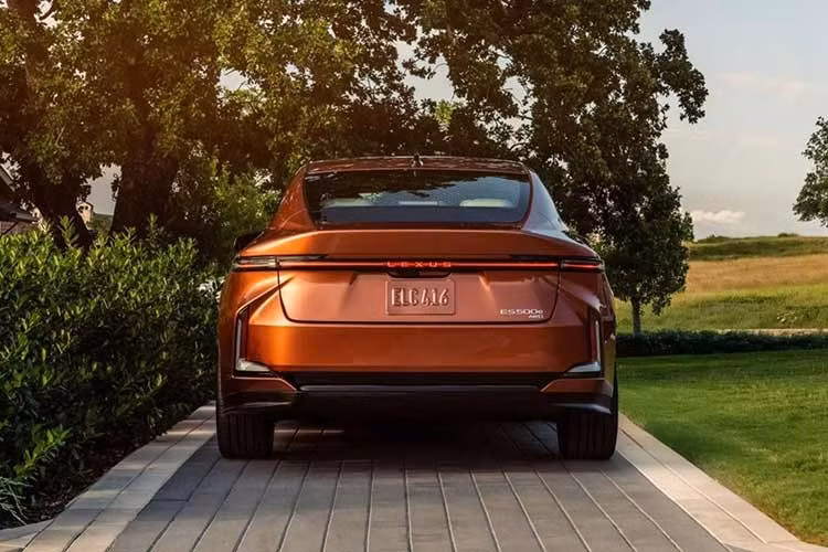 Trong nhiều năm, Lexus luôn được đánh giá cao về độ bền, khả năng vận hành êm ái và chất lượng hoàn thiện. Tuy nhiên, công nghệ giải trí và giao diện điều khiển lại thường bị xem là điểm yếu so với các thương hiệu xe sang châu Âu.