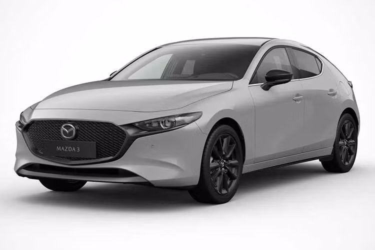 Sau gần 8 năm có mặt trên thị trường, Mazda3 tiếp tục duy trì kiểu dáng quen thuộc của thế hệ thứ tư với phong cách thiết kế Kodo đặc trưng. Đây được xem là một trong số ít mẫu xe trong phân khúc gần như không có bản facelift đáng kể trong suốt vòng đời sản phẩm.