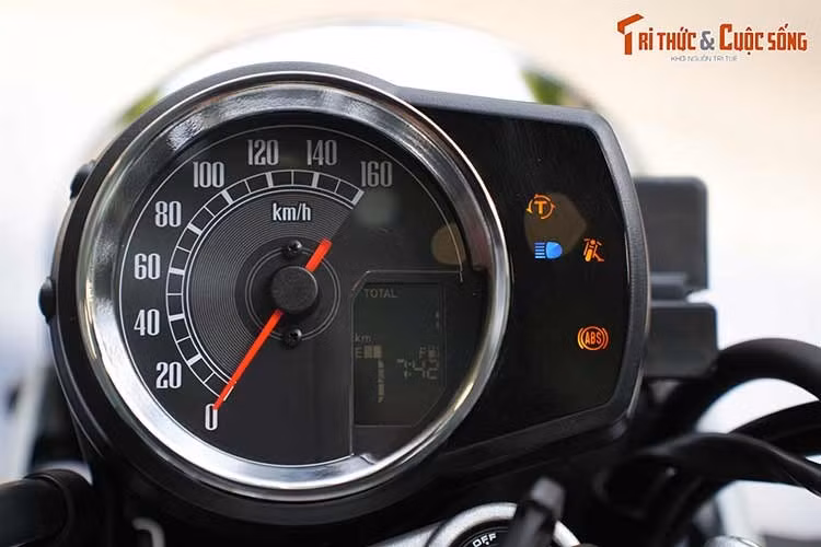 Mẫu xe môtô Honda CB350C 2026 còn được trang bị đèn LED hiện đại, vừa tăng khả năng chiếu sáng vừa đảm bảo tính thẩm mỹ. Hệ thống đồng hồ của xe kết hợp giữa cổ điển và hiện đại, với đồng hồ kim kèm điện tử cùng hệ thống đèn báo khá dễ dàng quan sát.