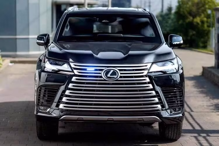 Miami Armored cho biết trọng lượng tăng thêm từ lớp giáp bảo vệ không ảnh hưởng đáng kể đến khả năng vận hành của xe. Điều này giúp mẫu SUV bọc thép vẫn duy trì được sự cân bằng giữa hiệu suất, khả năng bảo vệ và trải nghiệm vận hành sang trọng vốn là thế mạnh của Lexus LX.