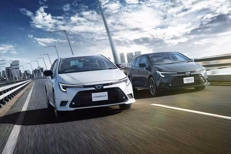 So với các phiên bản từng ra mắt tại Đài Loan với nhiều chi tiết màu vàng đồng, Corolla 60th Anniversary tại Nhật Bản mang phong cách năng động hơn. Cả hai mẫu xe đều phát triển dựa trên biến thể Active Sport được Toyota giới thiệu từ năm 2024 với một số tinh chỉnh về thiết kế và khung gầm.