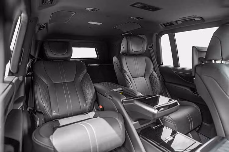 Các tấm giáp trên xe SUV chủ tịch Lexus LX 700 chống đạn và lựu đạn này cũng đã được thiết kế chồng lớp nhằm hạn chế tối đa nguy cơ đạn xuyên qua các khe hở vào khoang hành khách.