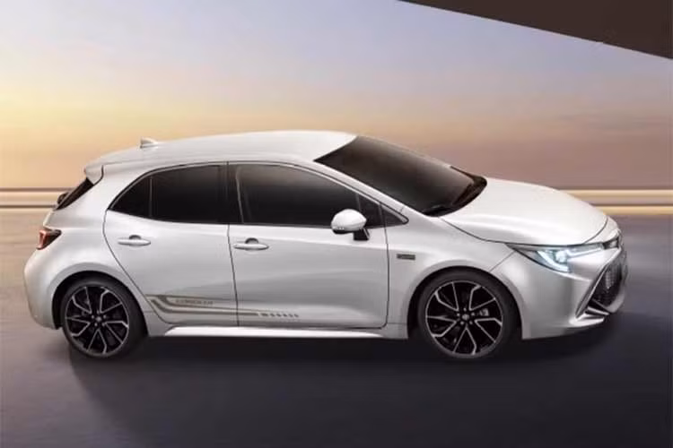 Ngoài ra, Toyota cũng xác nhận Corolla Sport hatchback và Corolla Cross sẽ sớm có phiên bản kỷ niệm 60 năm trong năm nay. Song song với đó, hãng xe Nhật Bản cũng thực hiện một số nâng cấp nhỏ cho dải Corolla tiêu chuẩn tại quê nhà.