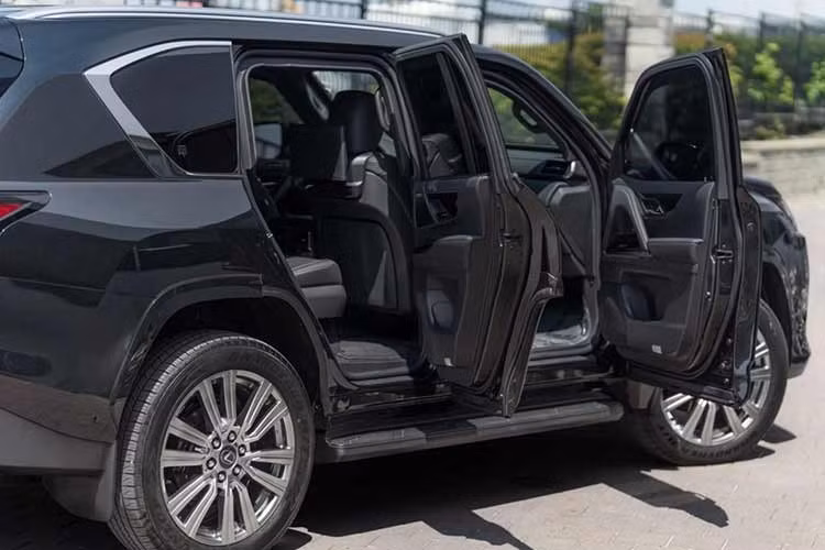 Để tăng khả năng bảo vệ, Miami Armored trang bị kính chống đạn toàn bộ cabin Lexus LX 700 cùng các tấm giáp cho bình nhiên liệu, khoang động cơ và hệ thống pin.