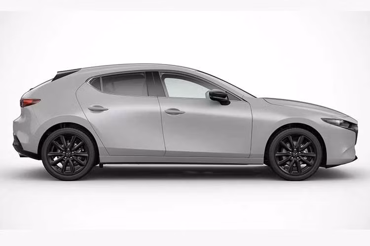 Sau gần 8 năm có mặt trên thị trường, Mazda3 2027 mới vẫn tiếp tục duy trì kiểu dáng quen thuộc của thế hệ thứ tư với phong cách thiết kế Kodo đặc trưng. Đây được xem là một trong số ít mẫu xe trong phân khúc gần như không có bản facelift đáng kể trong suốt vòng đời sản phẩm.