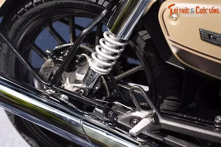 Về động cơ, Honda CB350C 2026 sử dụng khối động cơ 348cc, làm mát bằng không khí. Đây là loại động cơ nổi tiếng với độ bền và khả năng vận hành ổn định. Xe mang lại công suất vừa đủ, kết hợp mô-men xoắn tốt ở dải tốc độ thấp, giúp việc di chuyển trong đô thị trở nên dễ dàng hơn.