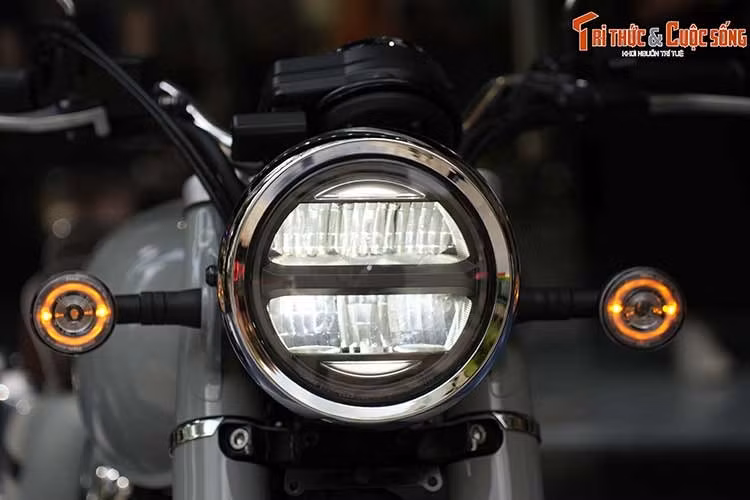 Kích thước xe được thiết kế hợp lý với chiều dài hơn 2200 mm, chiều cao yên khoảng 800 mm, phù hợp với thể trạng người dùng châu Á. Trục cơ sở dài giúp tăng độ ổn định khi vận hành, đặc biệt trong những chuyến đi xa hoặc khi di chuyển ở tốc độ trung bình.